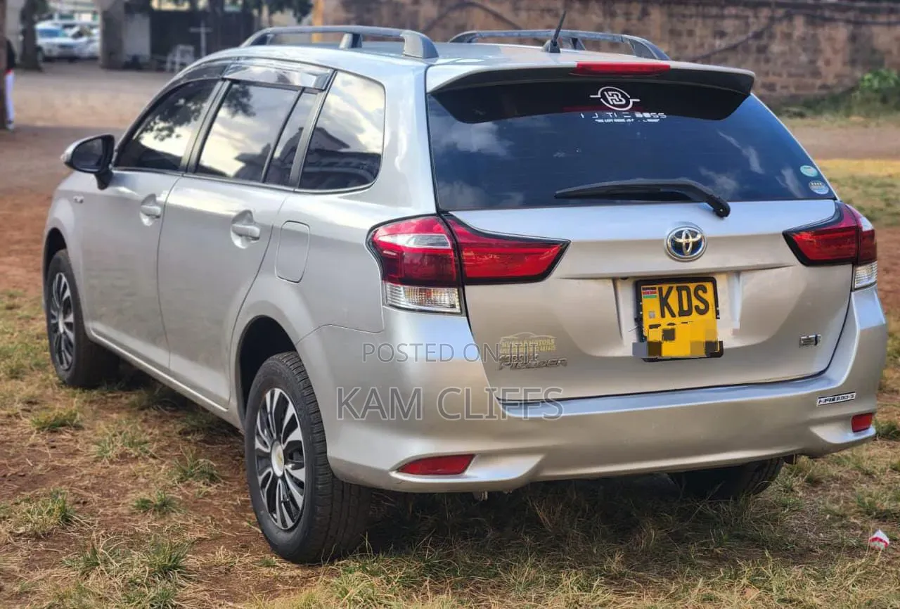 Toyota Corolla Fielder 2017 Silver