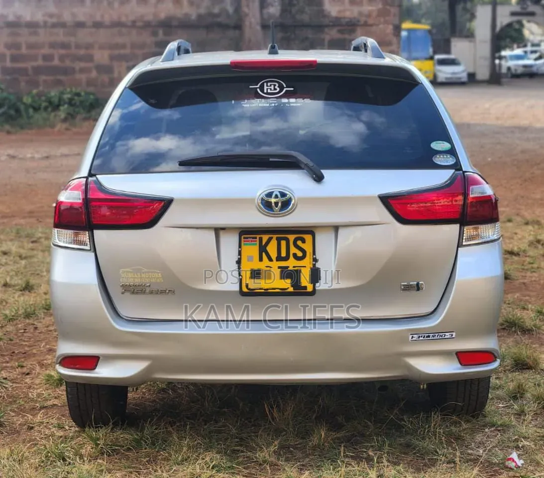 Toyota Corolla Fielder 2017 Silver