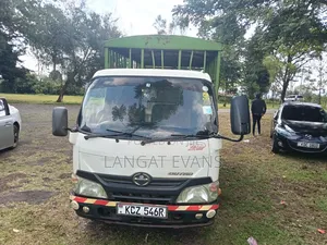Hino Hino Dutro 2014 White