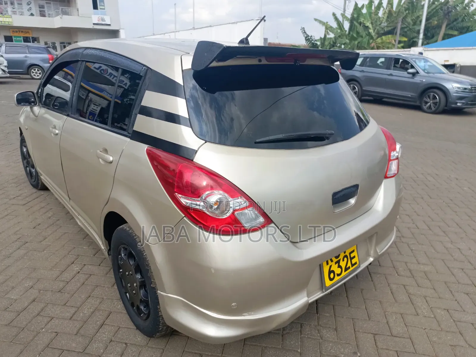Nissan Tiida 2011 Gold