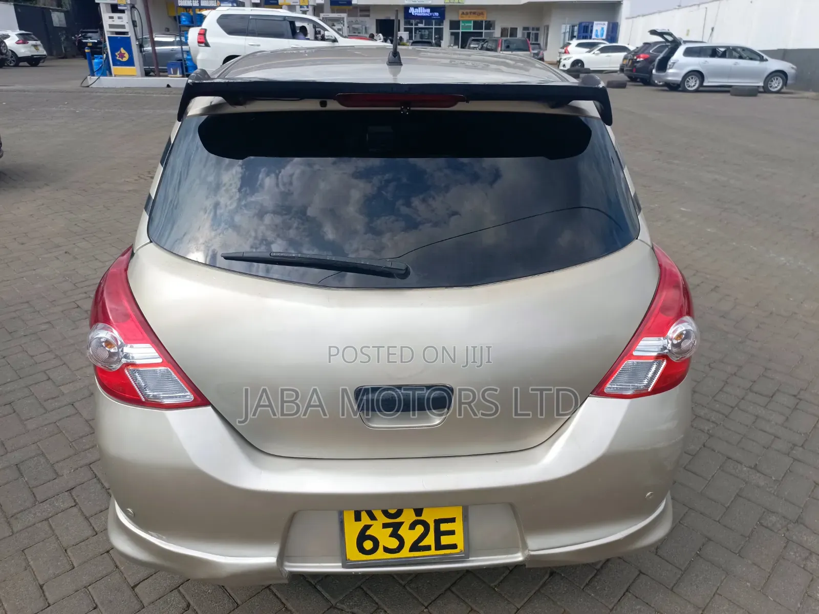 Nissan Tiida 2011 Gold