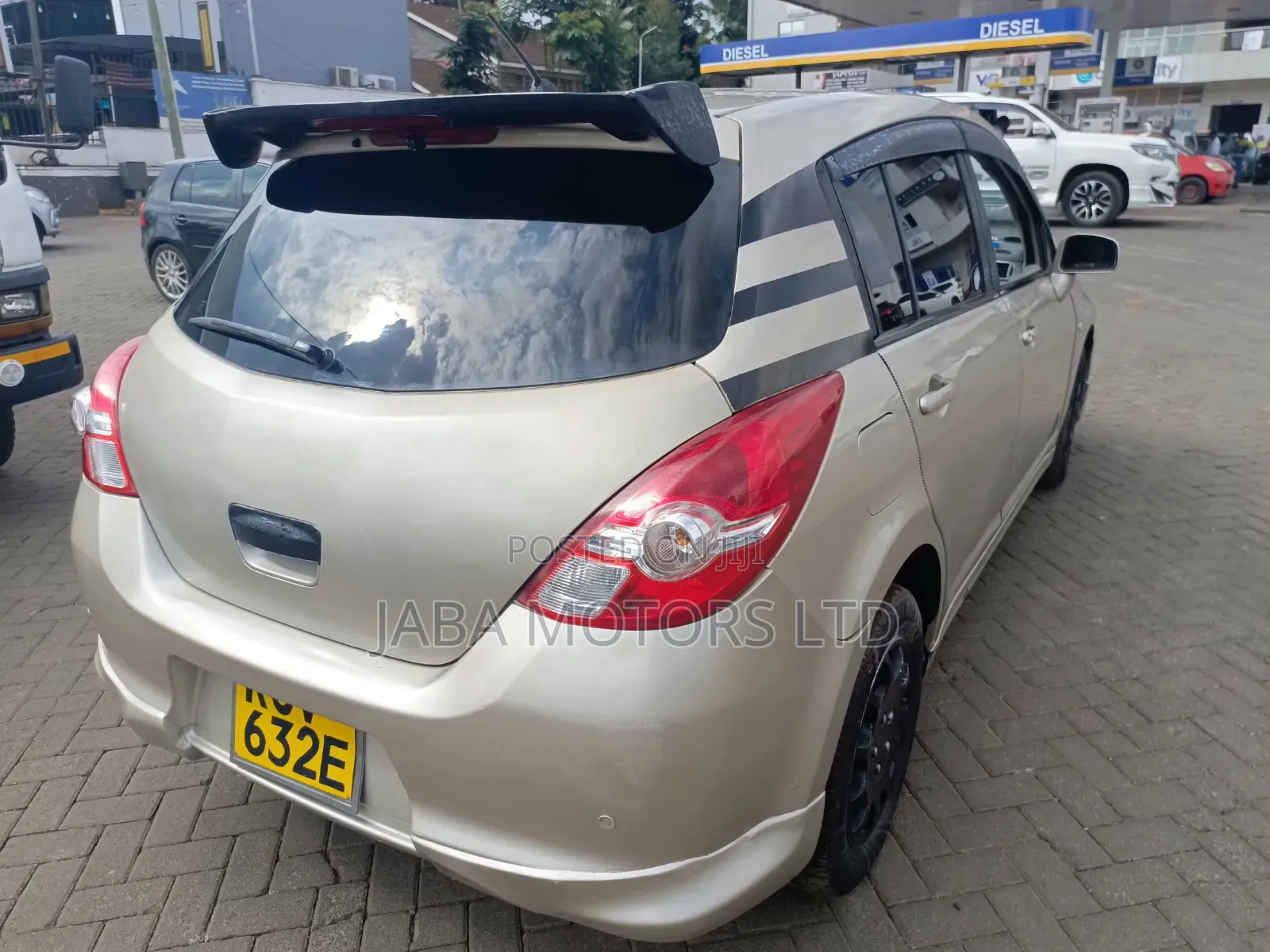 Nissan Tiida 2011 Gold