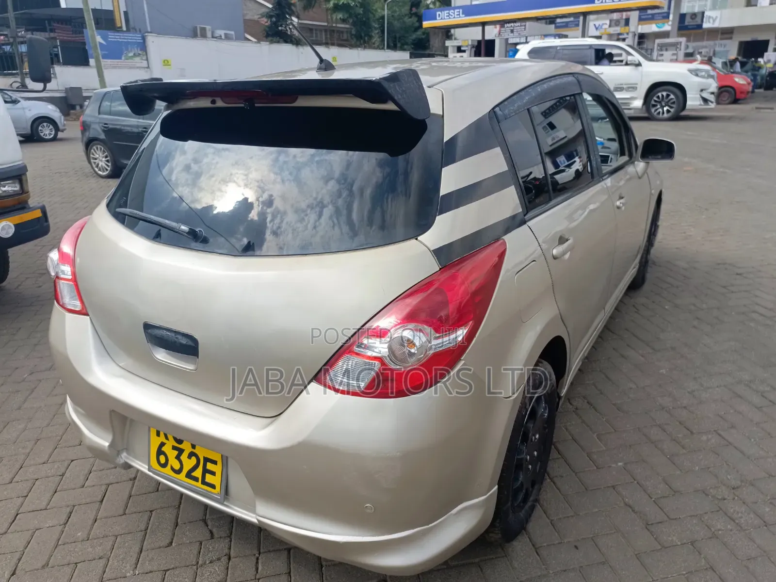 Nissan Tiida 2011 Gold