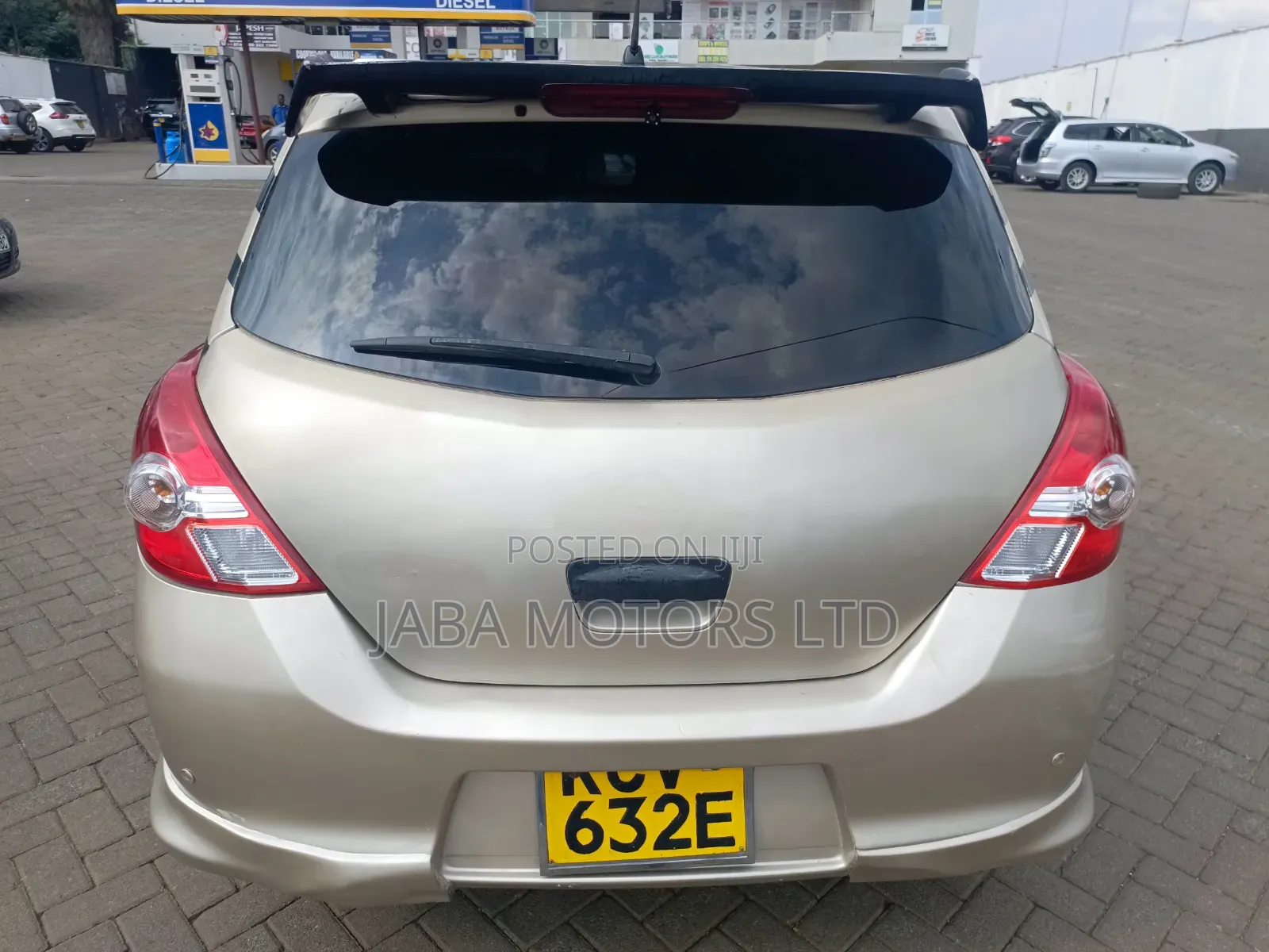 Nissan Tiida 2011 Gold