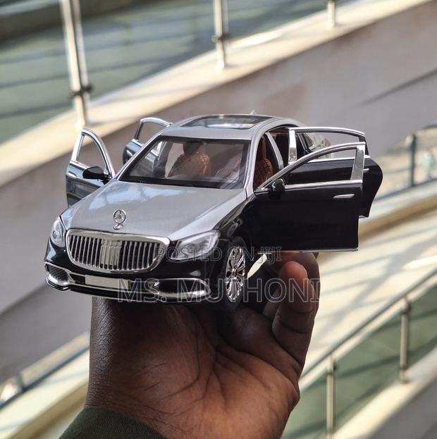 1:24 Scale Mercedes-maybach S-class Diecast Model Decorative Car - main view