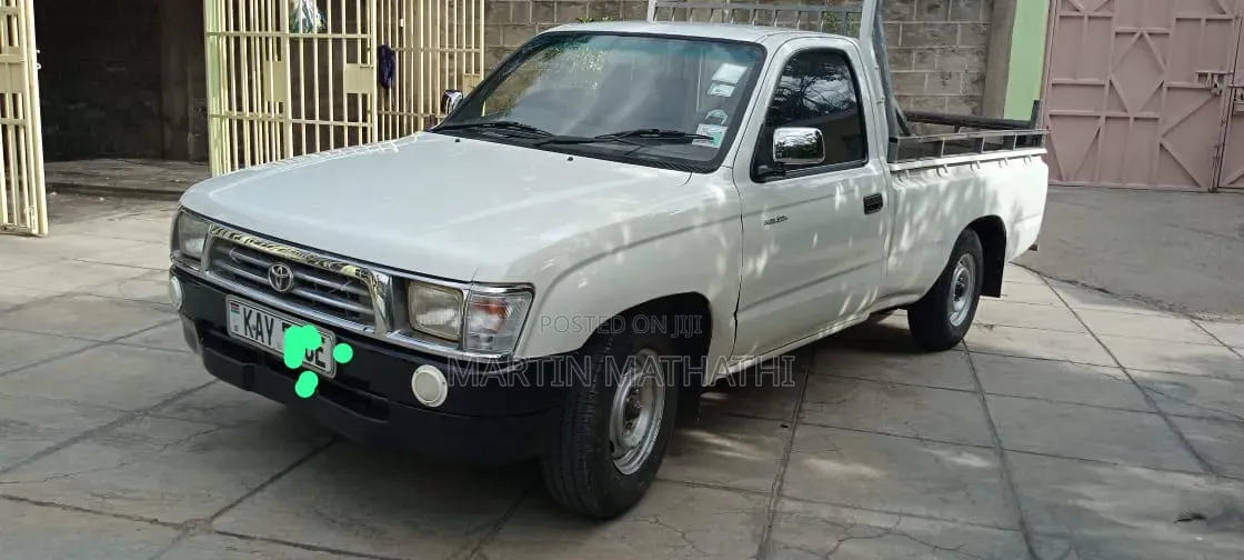 Toyota Hilux 2004 White