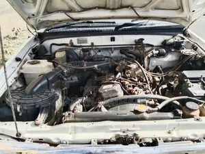 Toyota Hilux 2004 White
