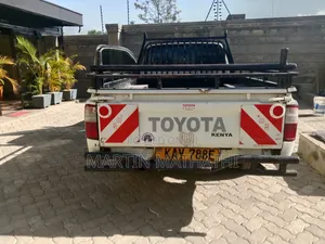 Toyota Hilux 2004 White