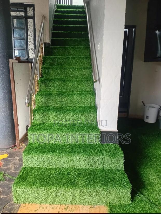 Stairs Floor Artificial Green Grass Carpets Installation - main view