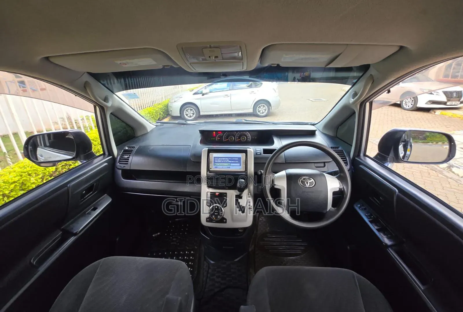 Toyota Voxy 2013 Silver
