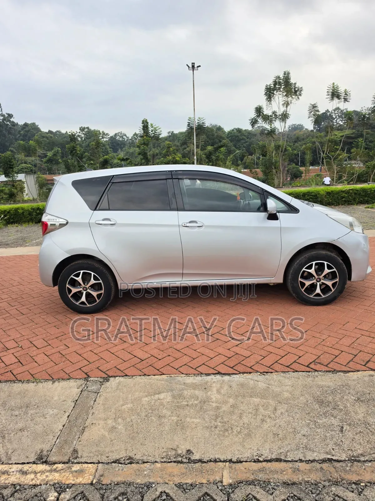 Toyota Ractis 2012 Silver