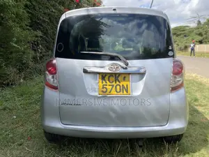 Toyota Ractis 2009 Silver