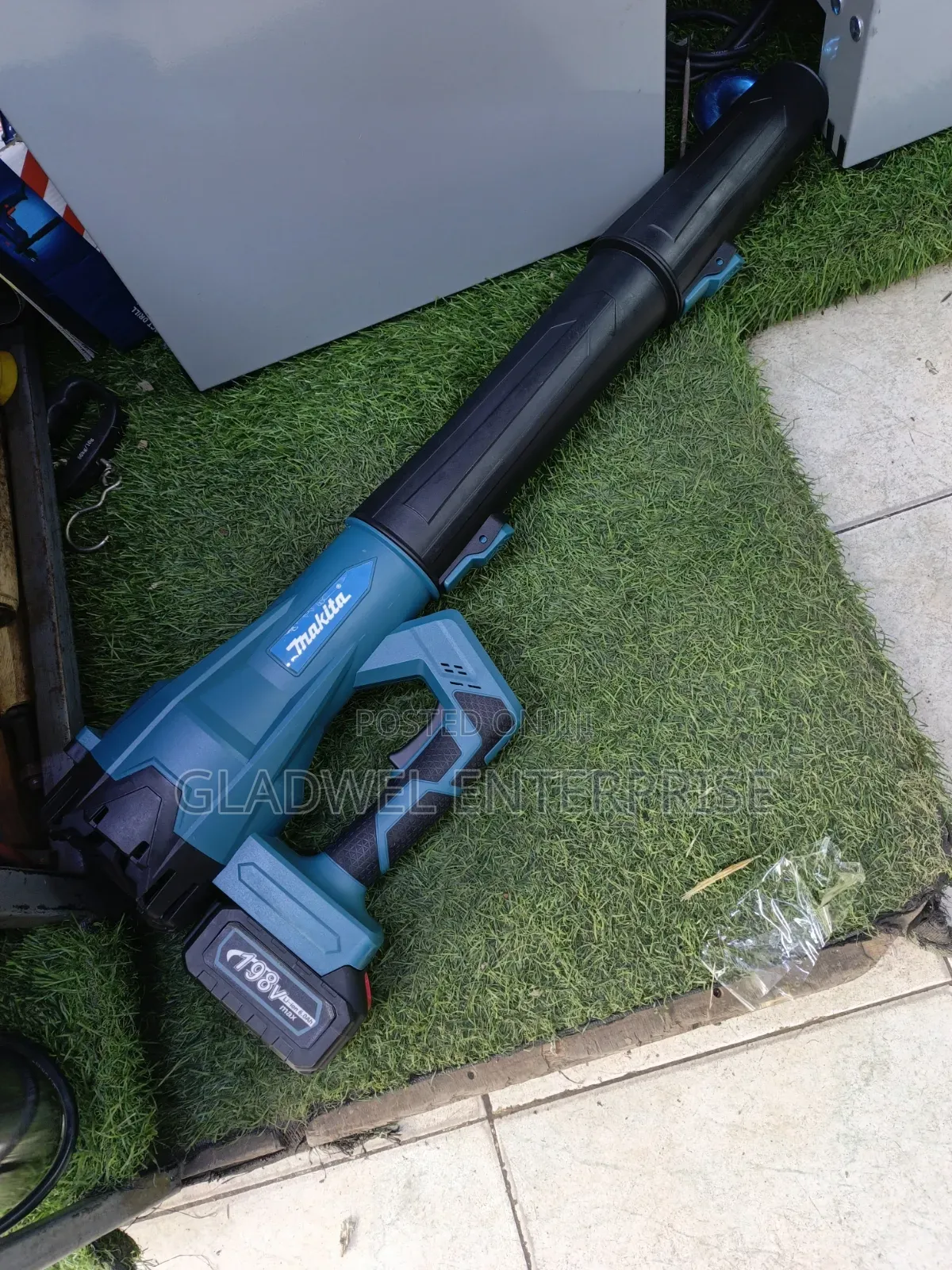 Makita Cordless Leaf Blower With 2 Rechargeable Batteries