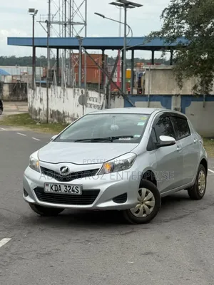 Toyota Vitz 2013 Silver