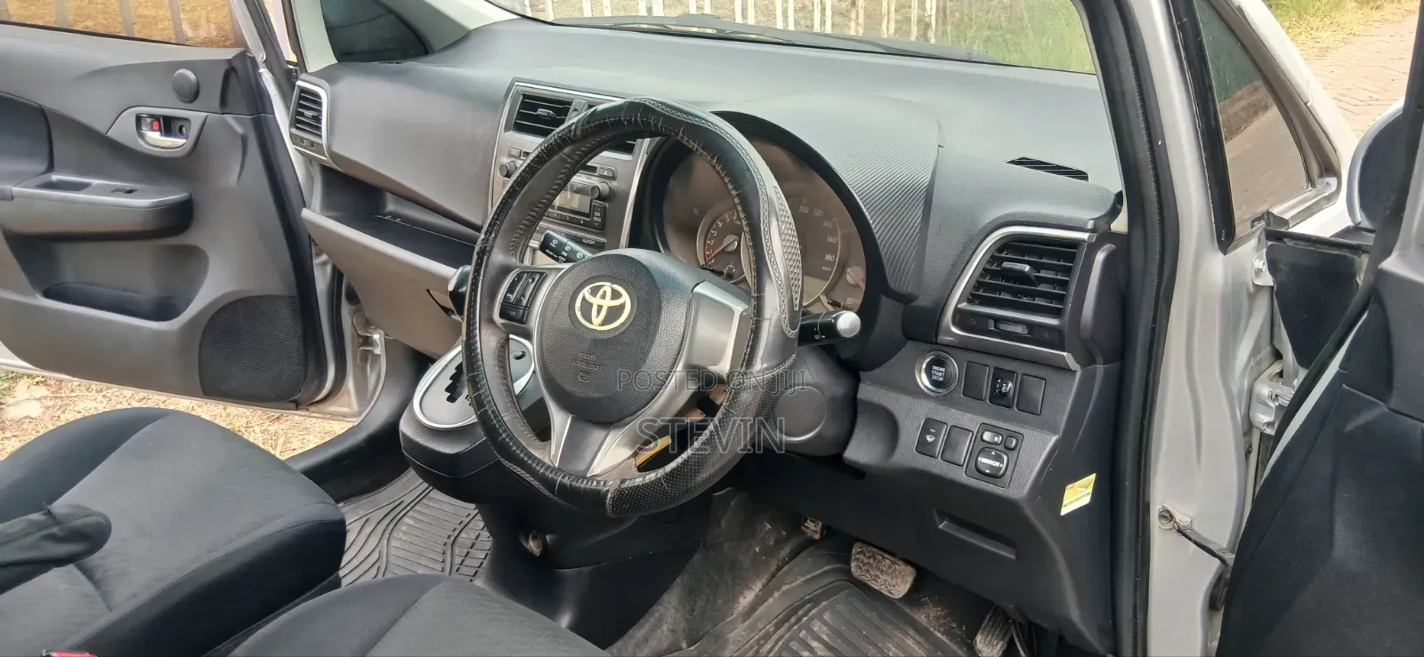Toyota Ractis 2012 Silver