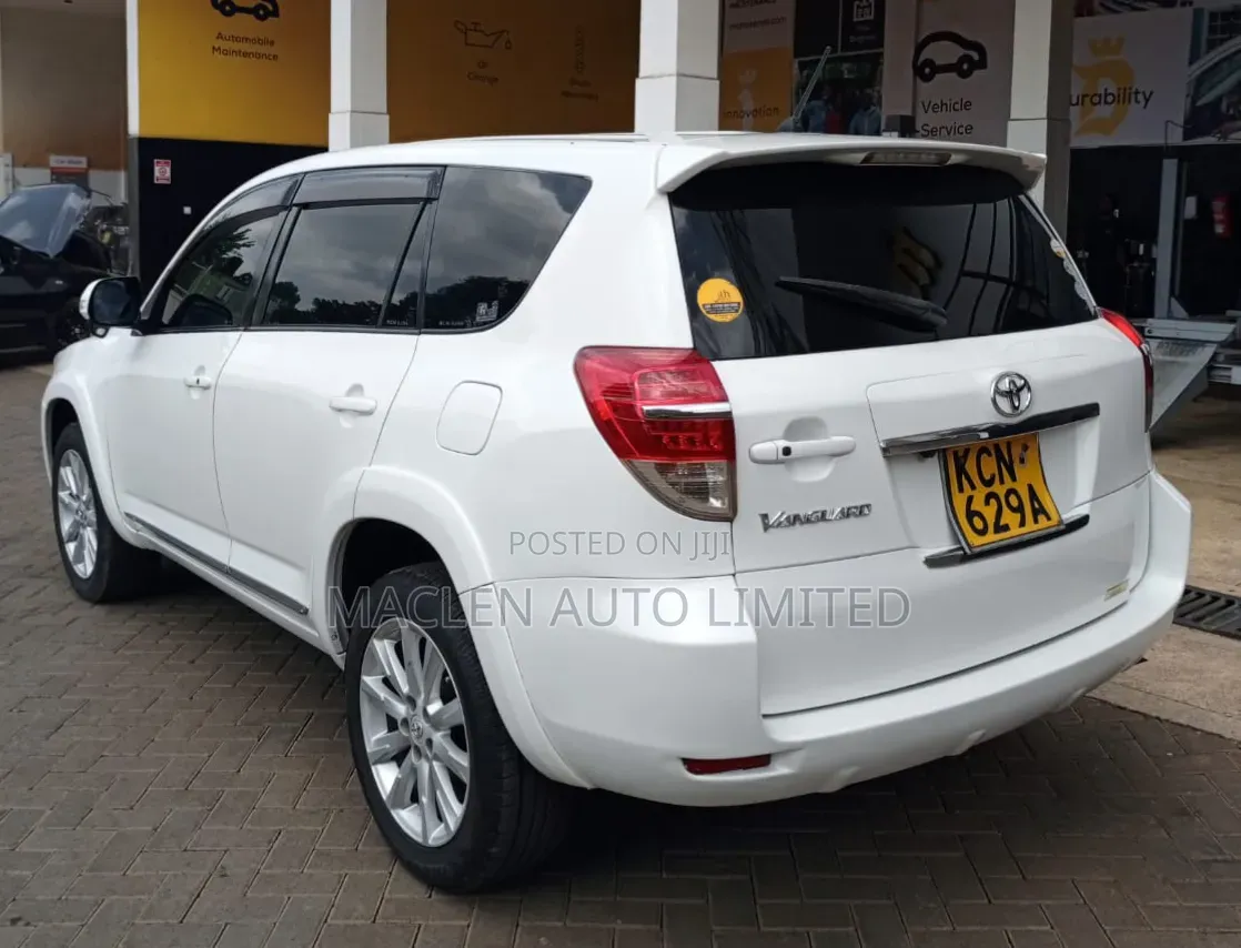Toyota Vanguard 2010 White