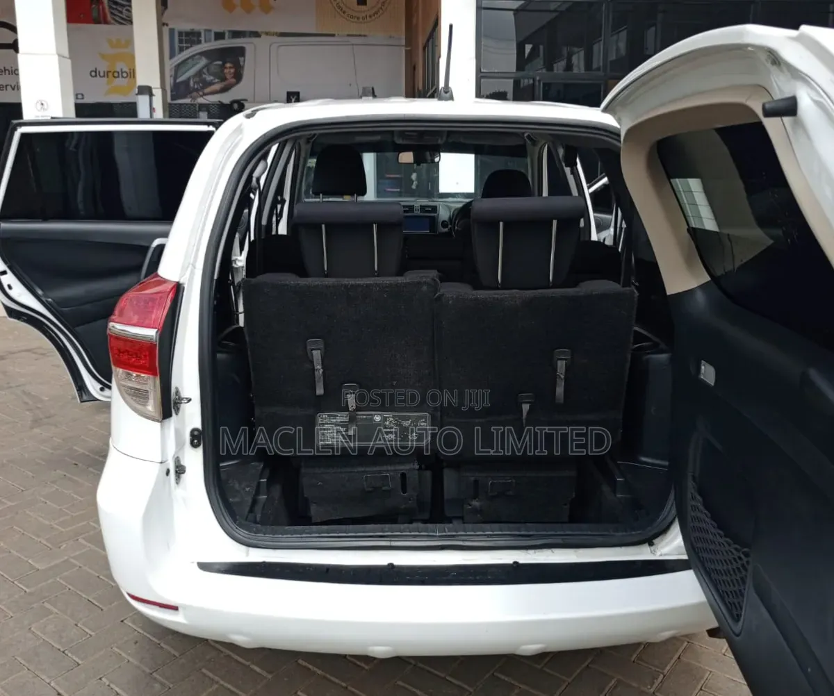 Toyota Vanguard 2010 White