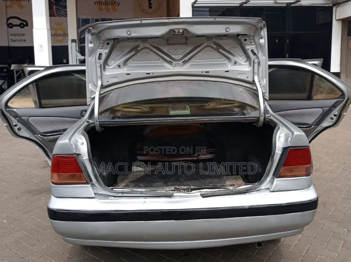 Nissan Sunny 2001 Silver