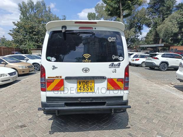 Toyota HiAce 2014 White - thumbnail 13