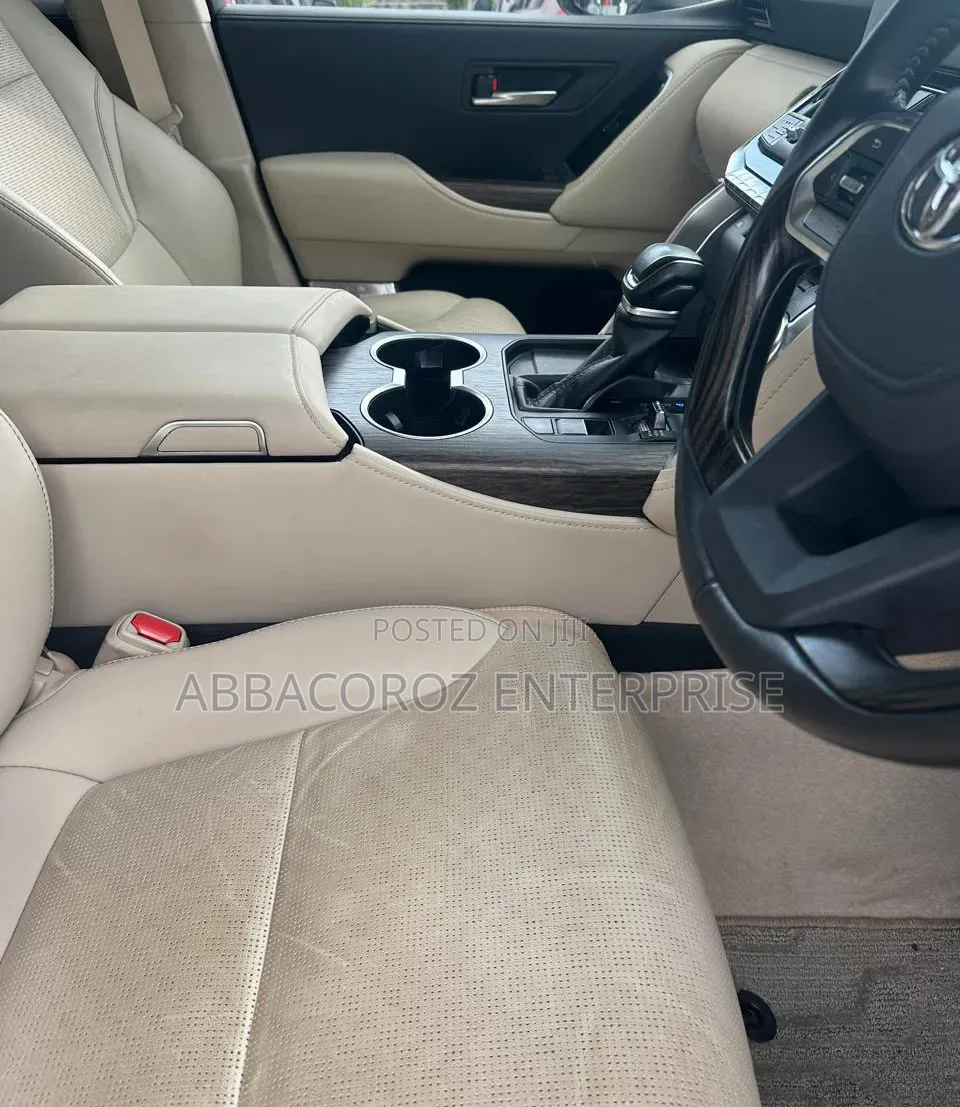 Toyota Land Cruiser LC300 2022 White