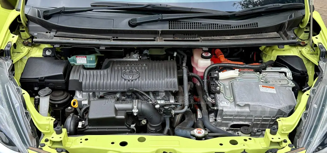 Toyota Sienta 1.5 Hybrid FWD 2018 Green