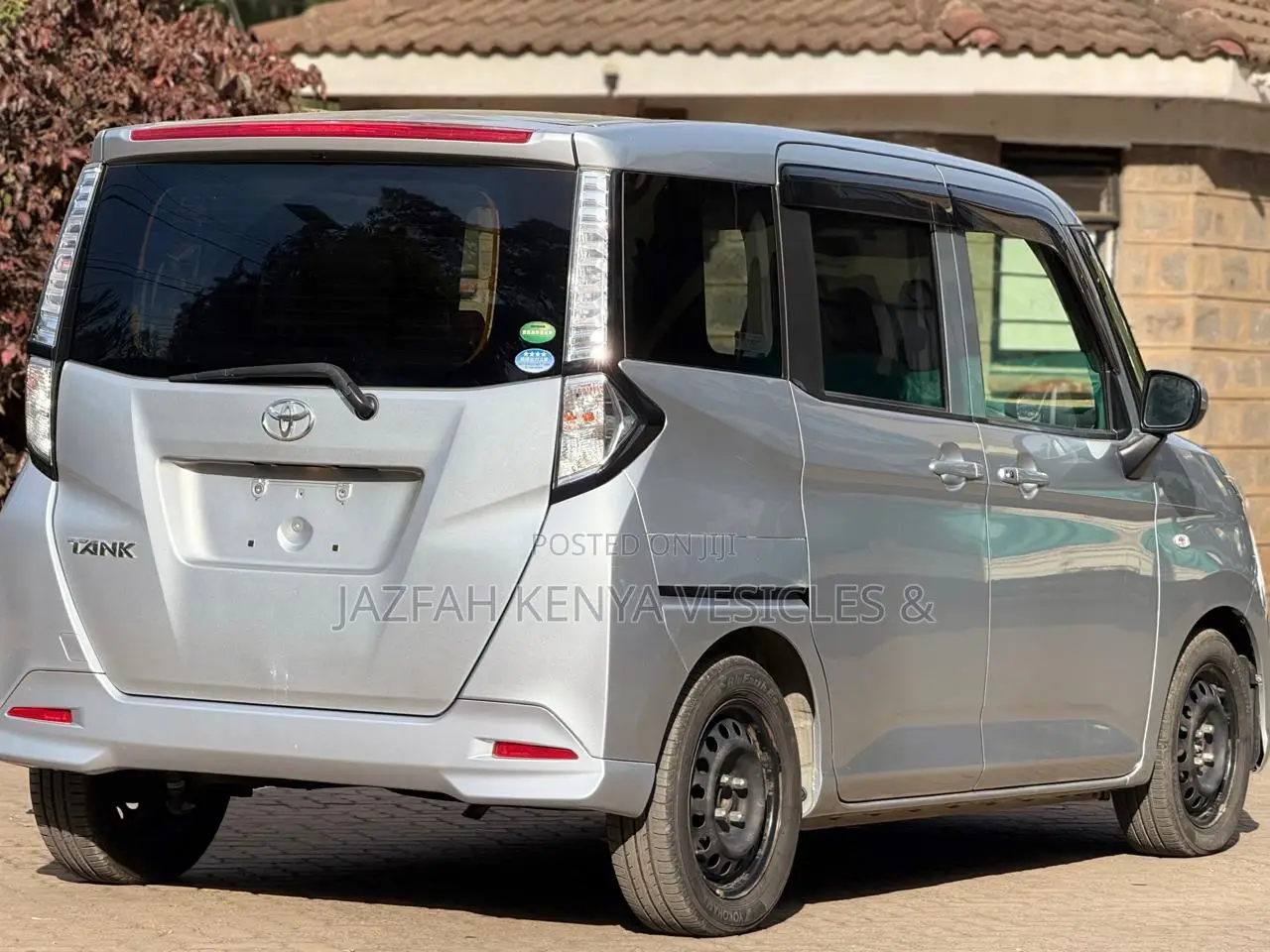 Toyota Tank 1.0 FWD 2018 Silver