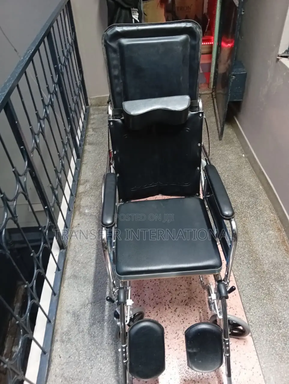 Reclyning Wheelchair With Commode