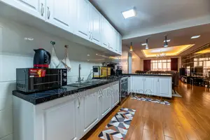 Modern 2-Bedroom Apartment in Kilimani|Gym, Balcony,Wifi, Backup Power