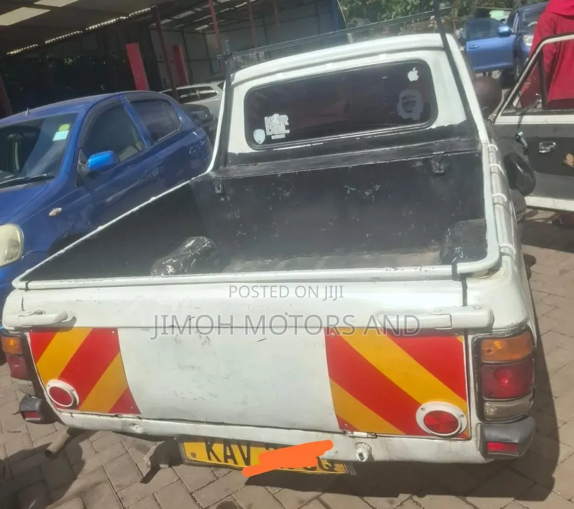 Nissan Hardbody 2009 White