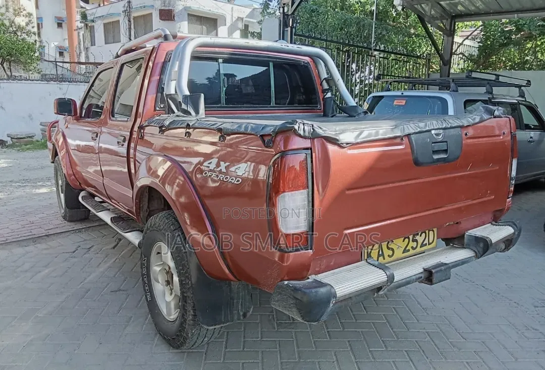 Nissan Hardbody 2008 Orange