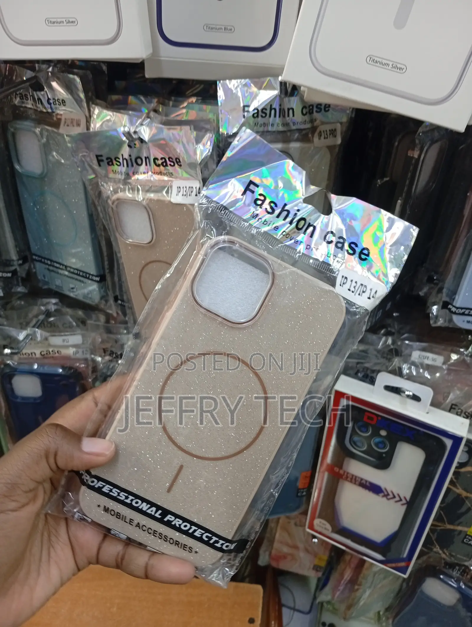 iPhone 13/14 Distinctive Gold Glitter Finish Cover