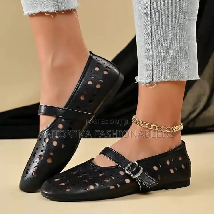 Hollow -Out Kary John Flat Shoes