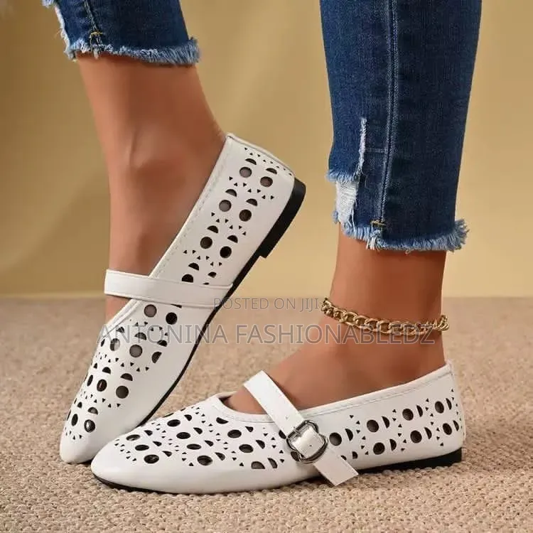 Hollow -Out Kary John Flat Shoes