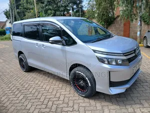 Toyota Voxy 2016 Silver