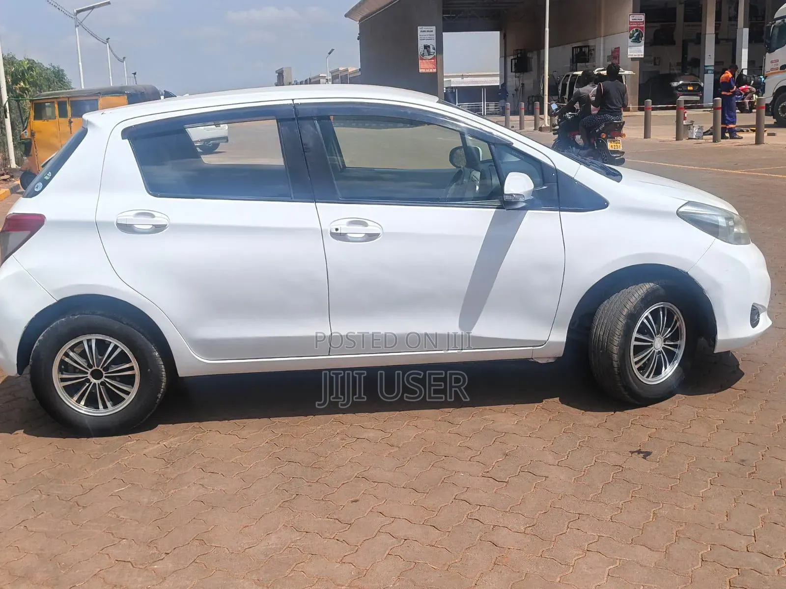 Toyota Vitz 1.0 FWD 5dr 2014 White