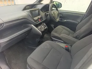 Toyota Esquire 2019 Pearl