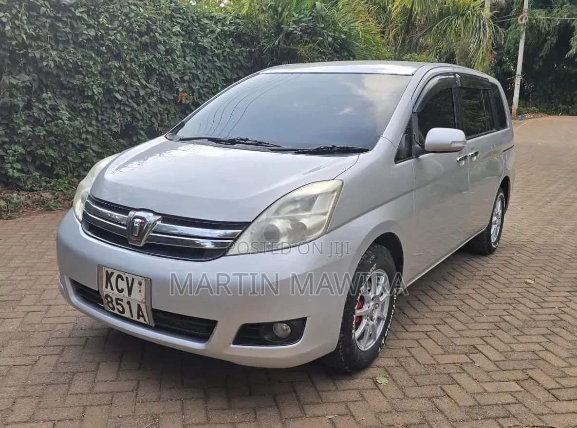 Toyota ISIS 2012 Silver