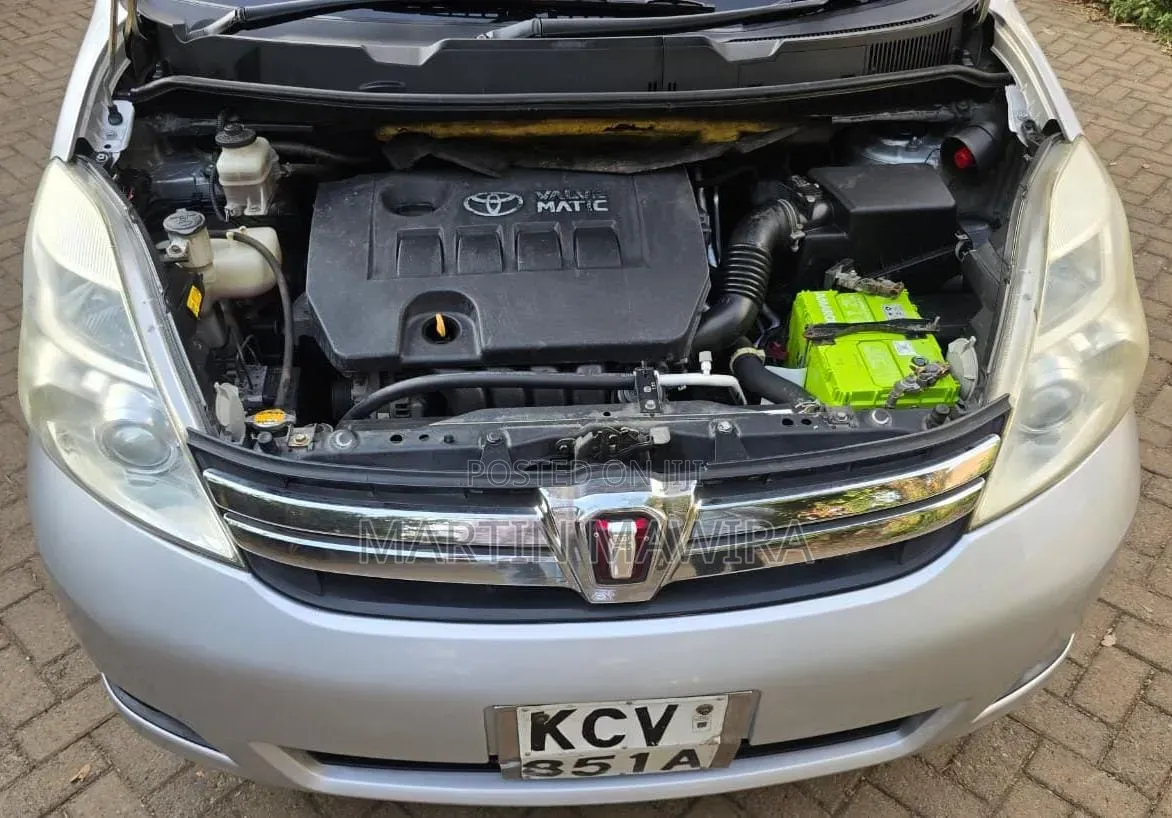 Toyota ISIS 2012 Silver