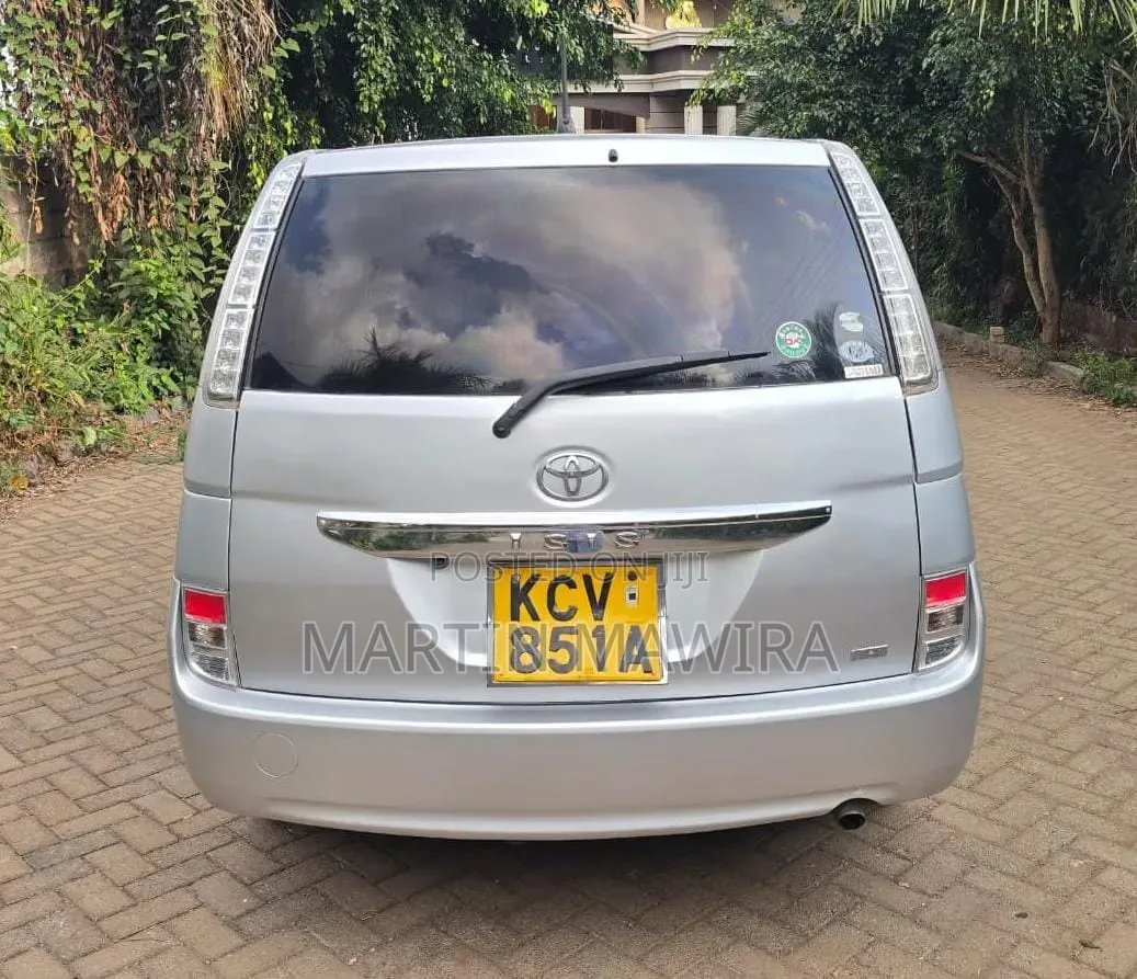 Toyota ISIS 2012 Silver