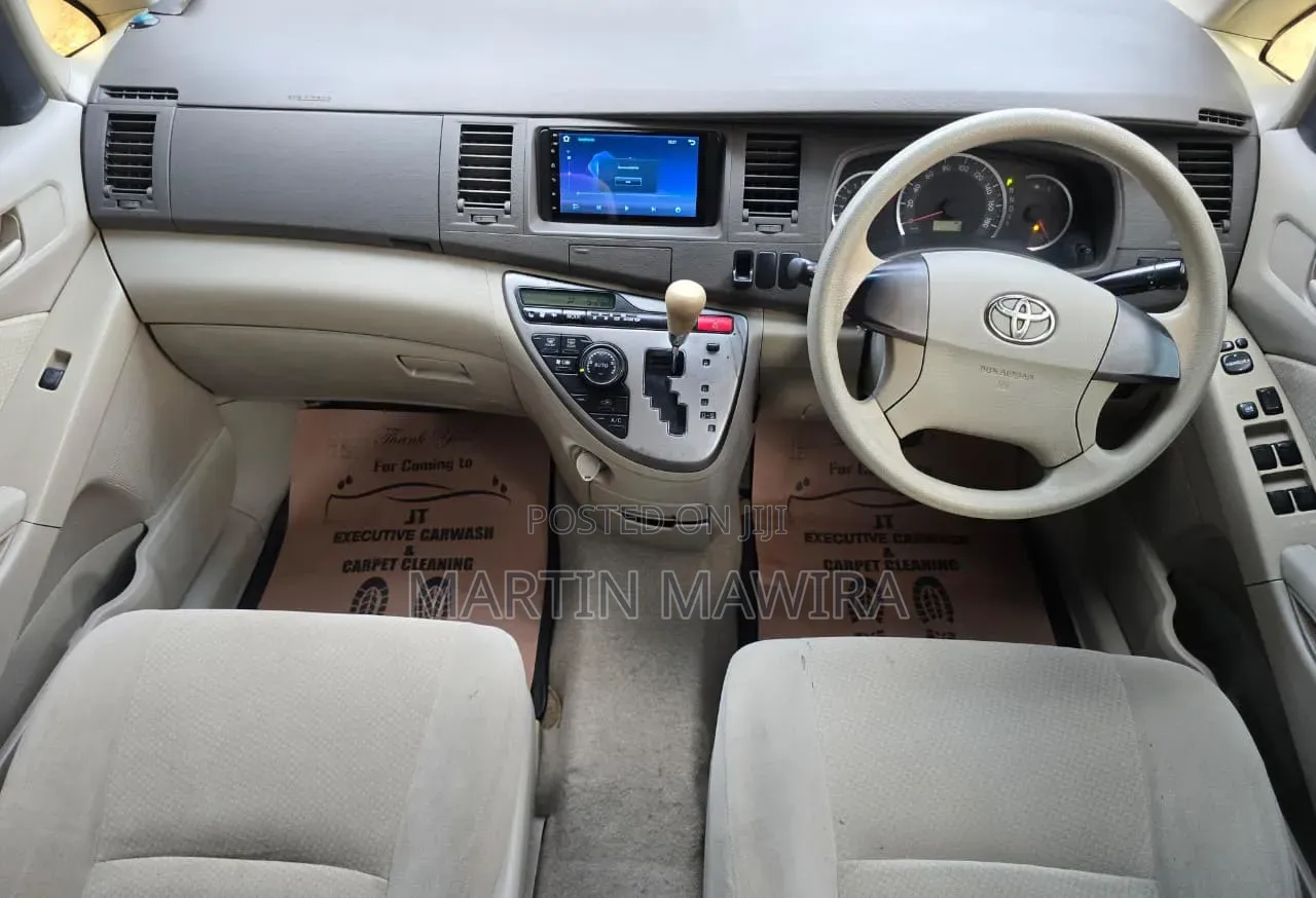 Toyota ISIS 2012 Silver