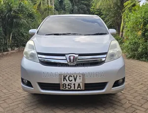 Toyota ISIS 2012 Silver