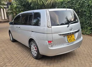 Toyota ISIS 2012 Silver