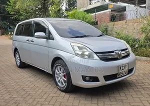Toyota ISIS 2012 Silver