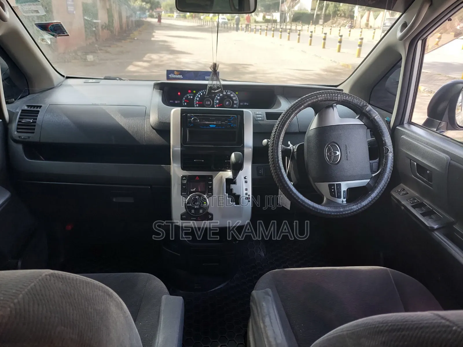 Toyota Voxy 2014 Silver