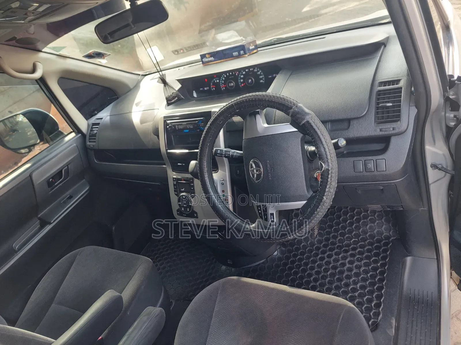 Toyota Voxy 2014 Silver