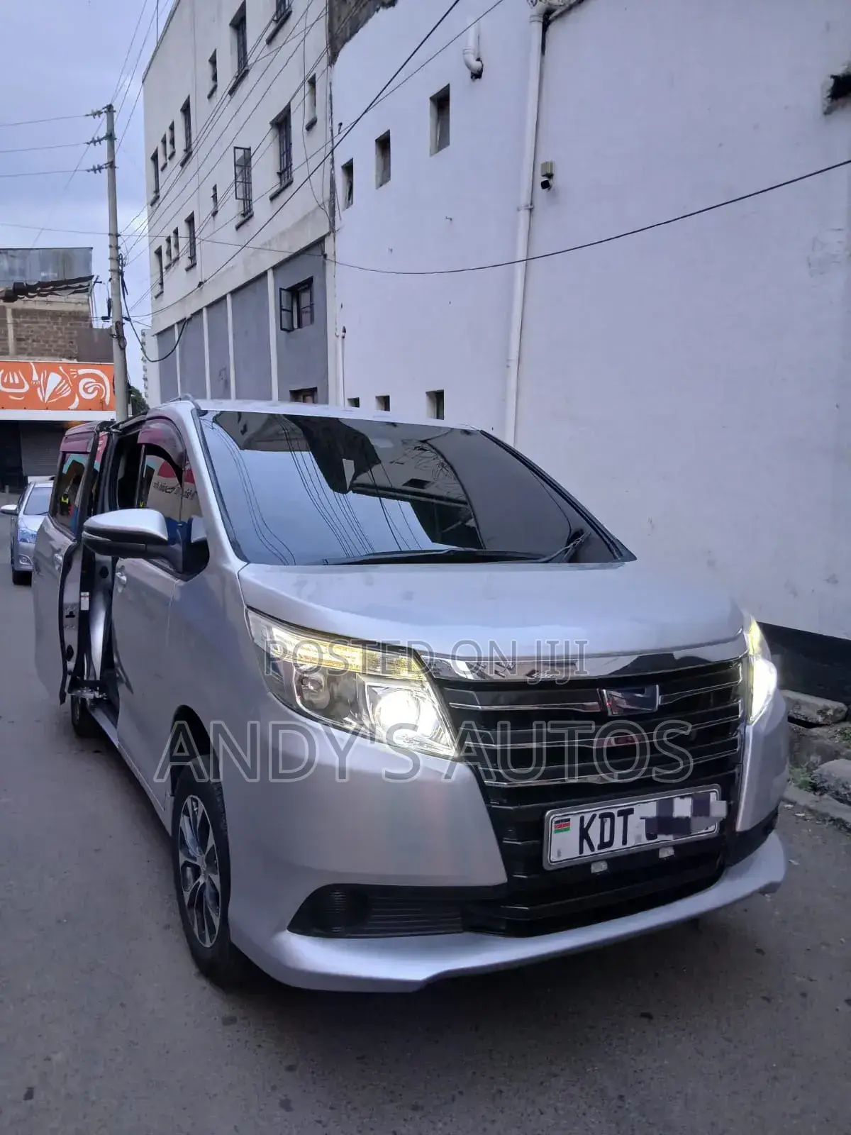 Toyota Noah 2018 Silver