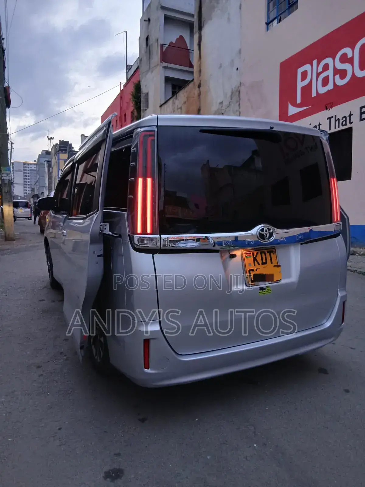 Toyota Noah 2018 Silver
