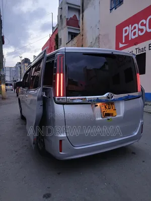 Toyota Noah 2018 Silver