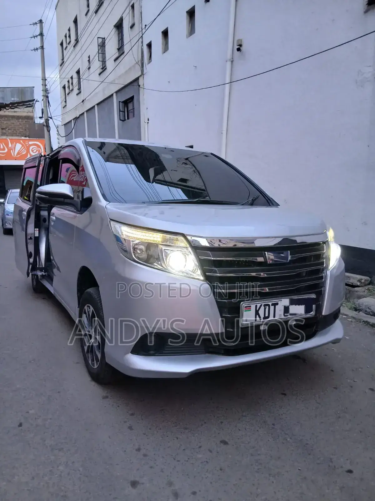 Toyota Noah 2018 Silver