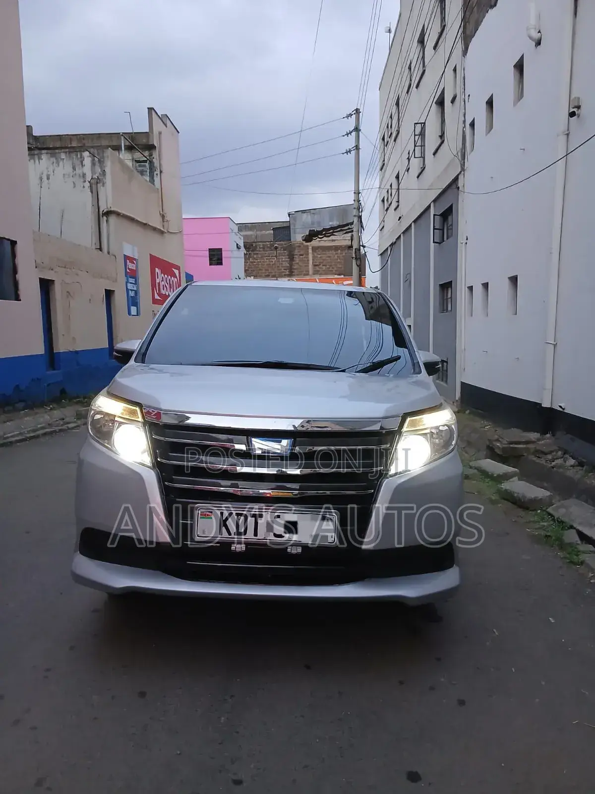 Toyota Noah 2018 Silver